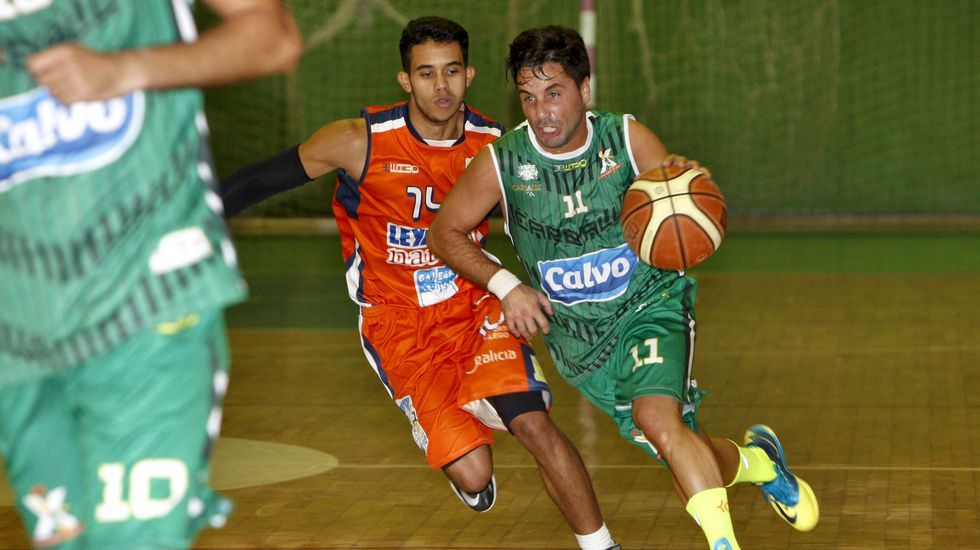 Jarju, a la izquierda, controla el bal�n en el partido del pasado domingo ante el Laracha. 