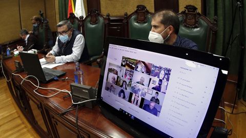 El interventor de Ribeira (a la derecha de la imagen, en un pleno celebrado por vía telemática) da apoyo al Concello de Porto do Son un día a la semana.