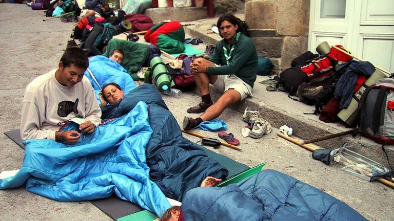Peregrinos sin plazas donde dormir en Sarria en el año 2001