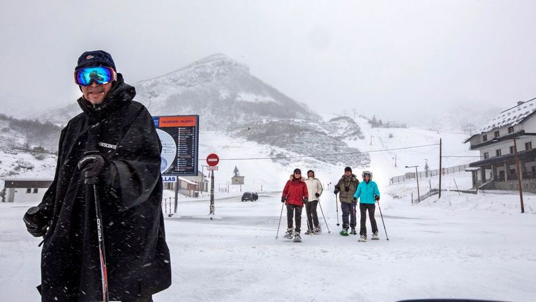 Un grupo de esquiadores en la estación de Valgrande-Pajares, en medio de la nevada