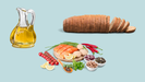 En la imagen, el aceite de oliva es la grasa, el pan los hidratos de carbono y el salmón o las legumbres, las proteínas. 