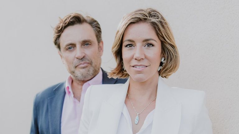 Isabel y Dani, padres de tres niños y pareja referente en disciplina positiva: «El acoso escolar no es cosa de niños, viene de adultos que hay detrás»