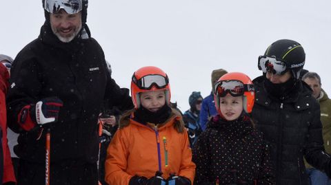 Los reyes y sus hijas han estado esquiando este fin de semana en las pistas de Astun, en Jaca. 