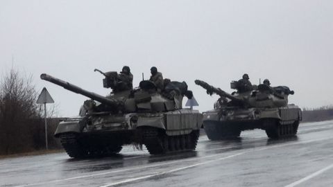 Tanques ucranianos entran en la ciudad, después de que el presidente ruso Vladimir Putin autorizara una operación militar en el este de Ucrania, en Mariupol.