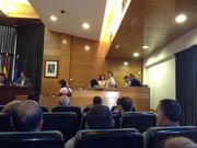 El edil nacionalista, de pie, tras entregar su renuncia