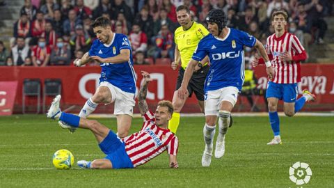 Brugman y Luismi disputan un baln con Villalba durante el Sporting-Oviedo