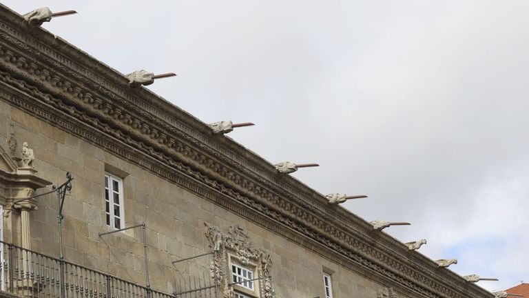 Tildan de «atentado artístico» los tubos en gárgolas del Hostal dos Reis Católicos