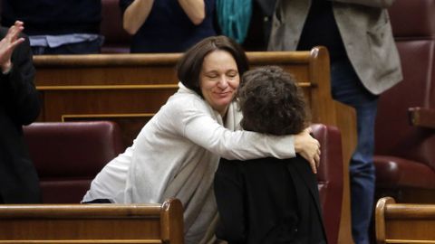 La diputada de Podemos, Carolina Bescansa, abraza a su homloga de En Marea, Alexandra Fernndez, tras la intervencin de la respresentante gallega.