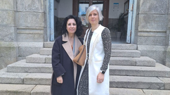 La alcaldesa de Cee, Margarita Lamela, y la diputada Patricia Iglesias en�una visita al IES Fernando Blanco