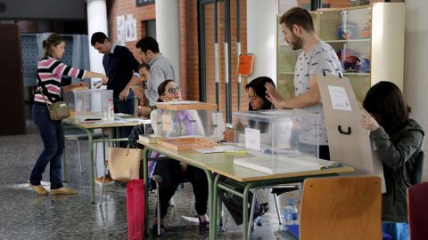 Mesas electorales en un colegio de Valencia