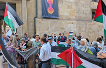 El presidente del Principado, Adrián Barbón, durante la protesta contra Israel ayer frente al edificio histórico de la Universidad de Oviedo