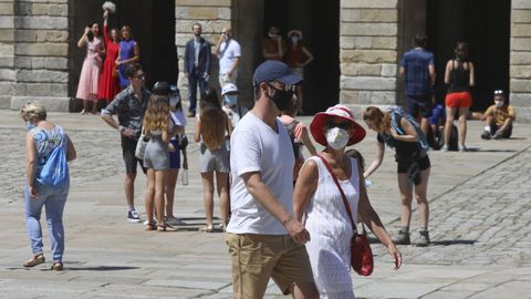 Turistas y vecinos con mascarilla en Santiago