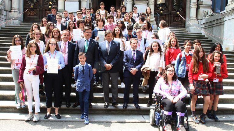 Participantes de la Liga de Debates del Principado junto con Javier Fernández, presidente del Principado; Genaro Alonso, consejero de Educación y Cultura y  Pedro Sanjurjo, presidente de la Junta General del Principado