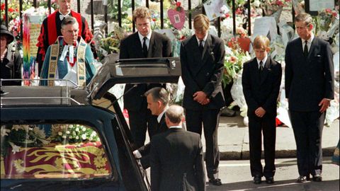 Los príncipes Guillermo y Enrique, junto a su padre el príncipe Carlos, durante el funeral de Diana de Gales.