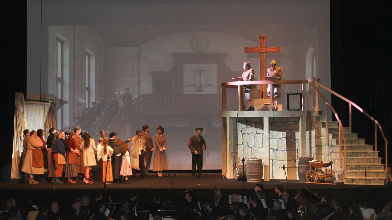 <span lang= gl >A formaci&oacute;n Catro nun zoco, integrada por Mini, Iria e Navia Rivas, e Mari&ntilde;a Quintill&aacute;n, en imaxe de arquivo durante unha actuaci&oacute;n non Teatro d&aacute;s Cortes, que impulsa a asociaci&oacute;n cultural Volta e D&aacute;lle na aldea de Xestoso, na parroquia de Cabanas (O Vicedo)</span>