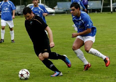 As� actuaban los ladrones de la operaci�n Pinball.Marcos Moreiras, a la derecha, en un partido del Atl�tico Escair�n en el campo de O Savi�ao.