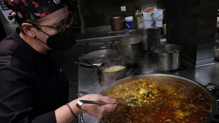 Una cocinera prepara el menú de el Desarme en un restaurante de Oviedo. ARCHIVO