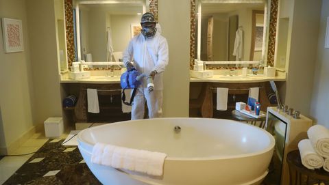 El trabajador de un hotel en Dubai esteriliza las instalaciones del lugar, que se prepara para la reapertura del turismo en Emiratos rabes Unidos