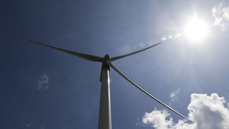 Convovan una manifestación contra la instalación de eólicos en el monte de A Fracha