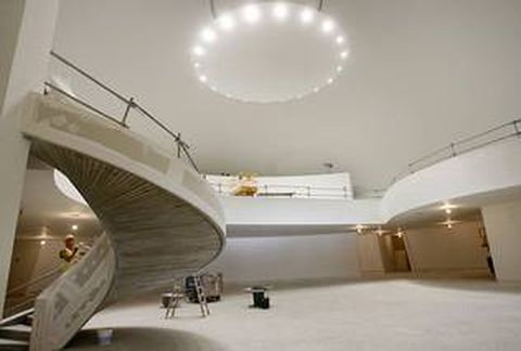 El interior del espacio expositivo del Centro Niemeyer