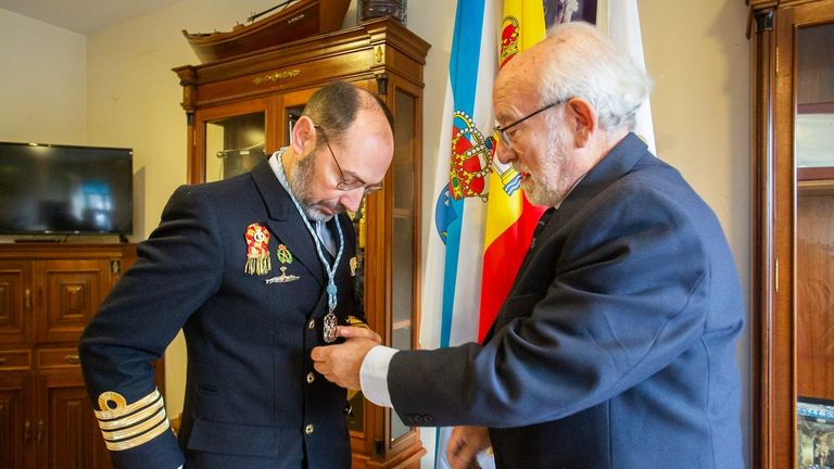 Homenaje del Gremio de Mareantes de Pontevedra al comandante director de la Escuela Naval de Marín