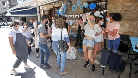 Celebración autorizada de diez personas en la terraza de un restaurante de la zona vieja de Pontevedra para celebrar un nacimiento
