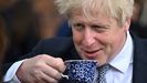 El primer ministro británico, Boris Johnson, este jueves, tomándose una taza de té después de una reunión extraordinaria de su Gabinete en Stoke-on-Trent