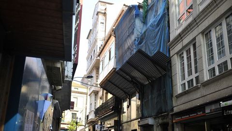 Calle San Nicols. Los comerciantes protestan por el mal estado de varios edificios abandonados.