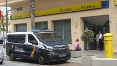 Un vehículo de la Policía Nacional junto a una oficina de Correos de Melilla.