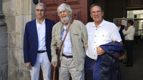 Xosé Manuel Beiras, en el centro, junto a Carlos Aymerich y Xavier Vence.