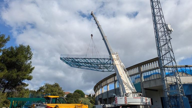 Las nuevas cerchas del estadio de A Malata llegan a la grada de Tribuna