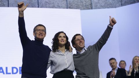 El presidente del PP, Alberto Núñez Feijoo, junto a la presidenta de Madrid, Isabel Díaz Ayuso, y el alcalde de Madrid, José Luis Martínez-Almeida, en un acto electoral