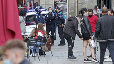 La policía controla que se cumplan las normas Covid en las terrazas