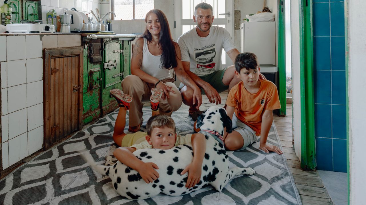 Llegada a Noalla en Sanxenxo de un peregrino franc�s que hizo el Camino de Santiago desde Alsacia.Aurora y Miqueas junto a sus hijos Marcos y Lucas y su perro en su nueva casa en una aldea gallega.