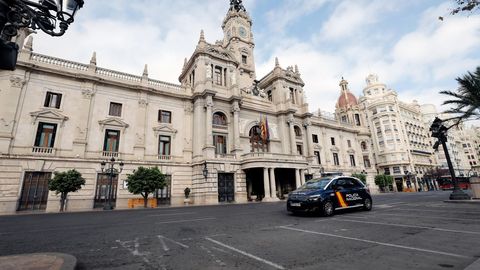 Un coche de Polica Nacional frente al Ayuntamiento de Valencia