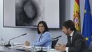 La ministra de Sanidad, Carolina Darias, y el director del Instituto de Salud Carlos III, Cristóbal Belda, ante una imagen al microscopio del virus de la viruela del mono
