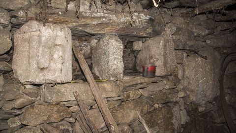 Otras piedras que probablemente salieron de la iglesia desaparecida estn diseminadas en bodegas y muros