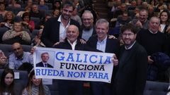 Rueda, con Diego Calvo, nmero uno por A Corua, el alcalde de Arteixo, Carlos Calvelo, junto a Antonio Rodrguez, un simpatizante del PP clebre por hacer carteles con los candidatos del partido.