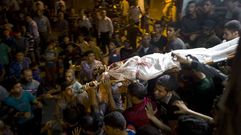 Varias personas transportan el cadver del joven muerto en el norte de Gaza
