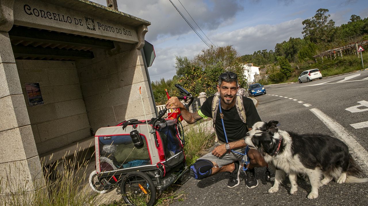 Ricardo Guerrero, malague�o que recorre Espa�a con sus dos perros.Sergio Barreiro y su perro Loky, medalla de oro en los campeonatos de Europa en una imagen tomada en los entrenamientos en el ferrolano cuartel de S�nchez Aguilera.