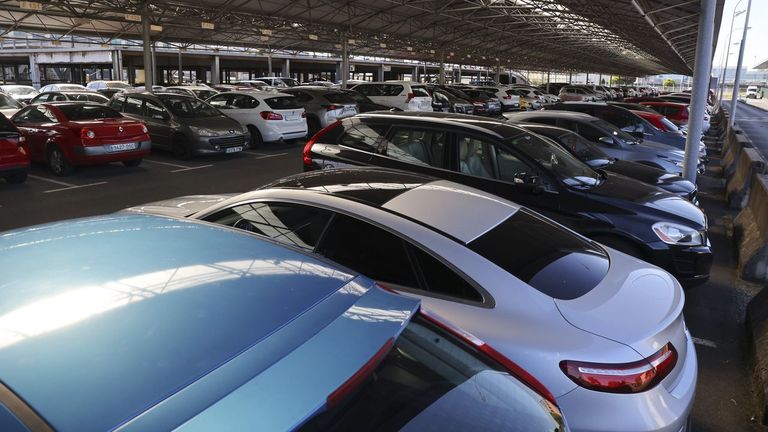 El precio por alquilar un coche este verano en Galicia oscila desde los 400 euros hasta más de 1.300 por una quincena