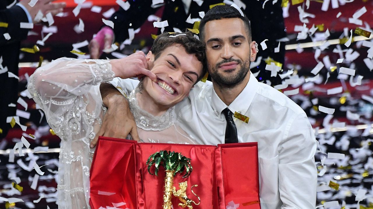 Yo s� te pido... La Luna.Los cantantes Blanco y Mahmood, recogiendo el premio