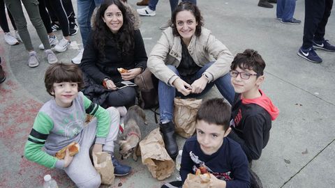 MAGOSTOS 2019.En el parque Barbaa, el magosto del Concello de Ourense reuni a familias que se aposentaron donde pudieron para tomar la merienda.