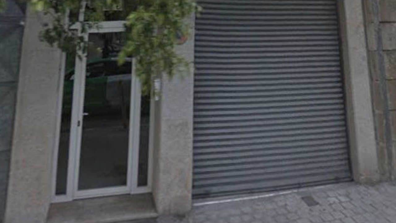 Rescatan a un indigente que dormía en un garaje y quedó atrapado por el