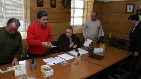 El alcalde se reúne con el entonces director xeral de Conservación da Natureza, Javier Ruiz Almirón, con motivo de las obras de construcción de un albergue de animales, en noviembre del 2004