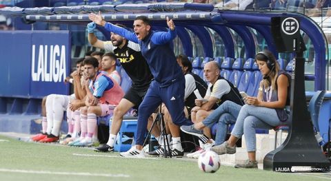 Roberto Perera, segundo entrenador del Oviedo, y el Doctor Bonilla protestan una decisin arbitral durante el Levante-Oviedo