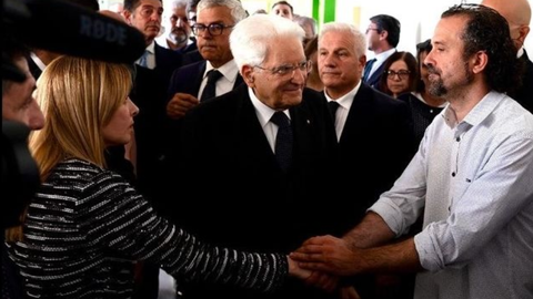La primera ministra de Italia, Giorgia Meloni y el presidente de Italia, Sergio Matarella (en el centro de la imagen) saludan al civil Luca Signorelli
