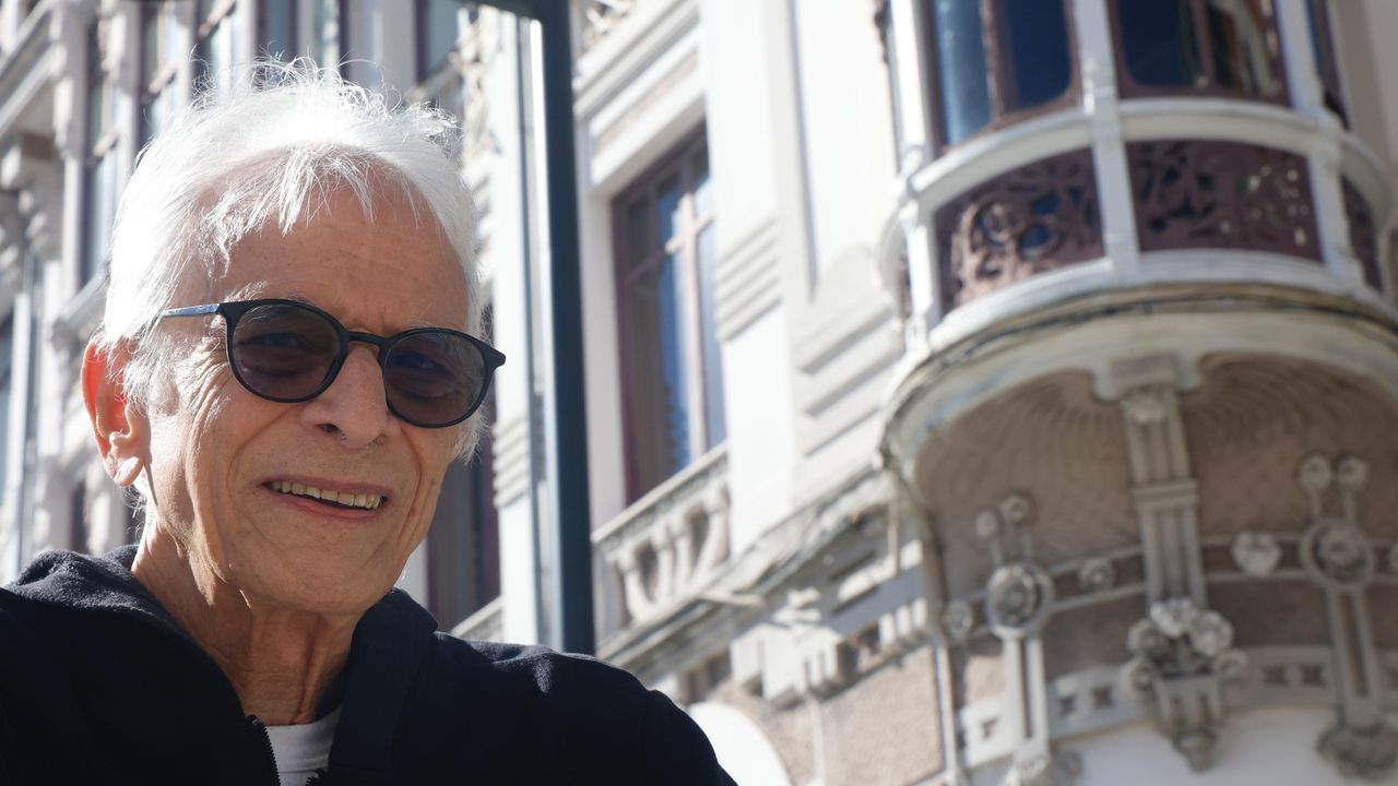 palomera.Óscar Jaime Rodríguez Cunill, arquitecto cubano ante la hermosa Casa Romero en Ferrol.