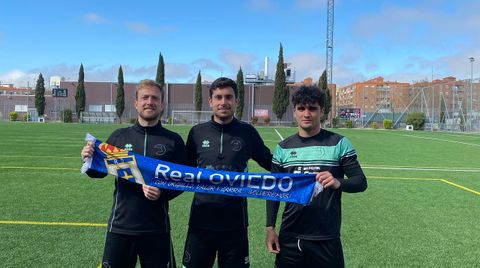 Edu Cortina, Hctor Nespral y Jorge Mier, con la bufanda del Real Oviedo