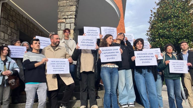 Protesta de estudiantes del máster de formación del profesorado en la especualidad de asturiano